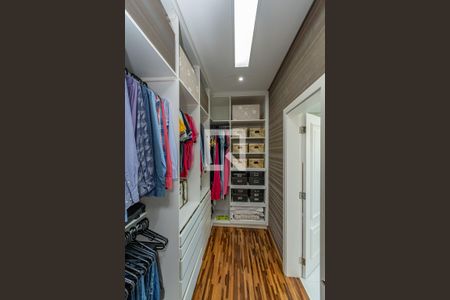 Casa de condomínio à venda com 338m², 3 quartos e 5 vagas Casa de condomínio à venda com 338m², 3 quartos e 5 vagasCloset da suíte 3