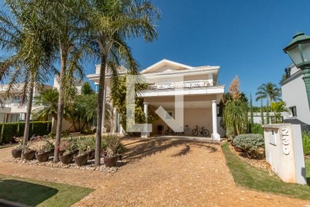 Casa de condomínio à venda com 338m², 3 quartos e 5 vagas Casa de condomínio à venda com 338m², 3 quartos e 5 vagasFachada