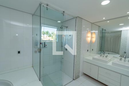 Casa de condomínio à venda com 338m², 3 quartos e 5 vagas Casa de condomínio à venda com 338m², 3 quartos e 5 vagasBanheiro da Suíte 3