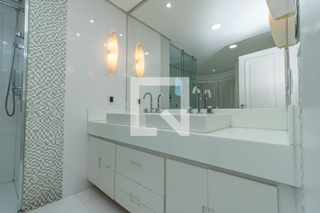 Casa de condomínio à venda com 338m², 3 quartos e 5 vagas Casa de condomínio à venda com 338m², 3 quartos e 5 vagasDetalhe Banheiro da Suíte 3