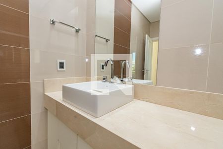 Casa de condomínio à venda com 338m², 3 quartos e 5 vagas Casa de condomínio à venda com 338m², 3 quartos e 5 vagasDetalhe Banheiro da Suíte 1