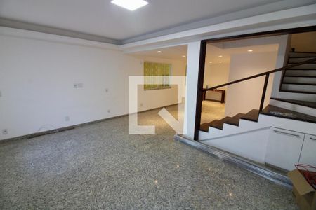 Sala de casa de condomínio para alugar com 4 quartos, 220m² em Vargem Pequena, Rio de Janeiro