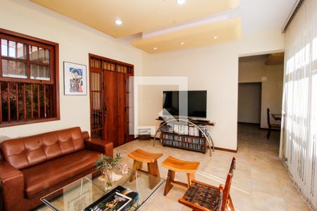 Sala de casa à venda com 5 quartos, 255m² em Sagrada Família, Belo Horizonte