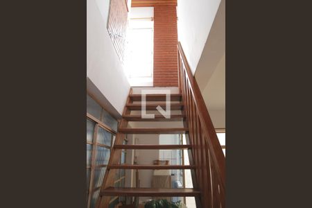 Escada para os quartos de casa para alugar com 3 quartos, 180m² em Centro, Embu das Artes