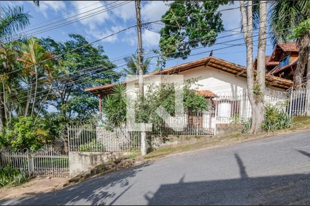 Casa à venda com 1000m², 3 quartos e 5 vagas Casa à venda com 1000m², 3 quartos e 5 vagasFachada