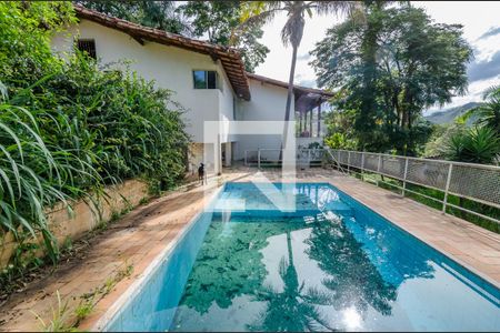 Casa à venda com 1000m², 3 quartos e 5 vagas Casa à venda com 1000m², 3 quartos e 5 vagasPiscina