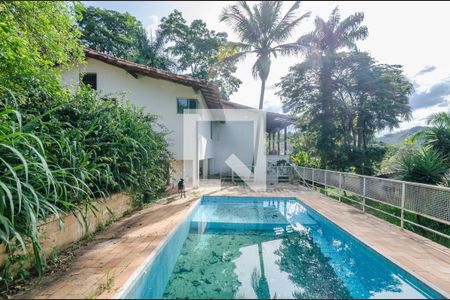 Casa à venda com 1000m², 3 quartos e 5 vagas Casa à venda com 1000m², 3 quartos e 5 vagasPiscina