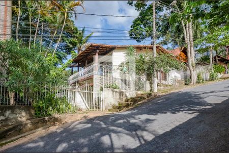 Casa à venda com 1000m², 3 quartos e 5 vagas Casa à venda com 1000m², 3 quartos e 5 vagasFachada