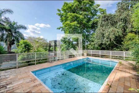 Casa à venda com 1000m², 3 quartos e 5 vagas Casa à venda com 1000m², 3 quartos e 5 vagasPiscina