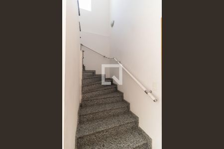 Escada de casa de condomínio para alugar com 3 quartos, 125m² em Vila Moraes, São Paulo