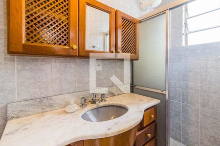 Banheiro de apartamento para alugar com 1 quarto, 35m² em Passo da Areia, Porto Alegre