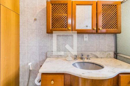 Banheiro de apartamento para alugar com 1 quarto, 35m² em Passo da Areia, Porto Alegre