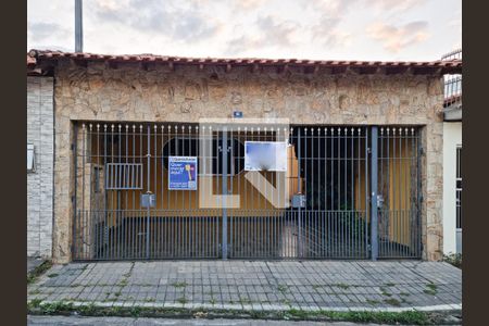 Casa à venda com 129m², 2 quartos e 2 vagas Casa à venda com 129m², 2 quartos e 2 vagasFachada