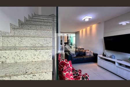 Escada de casa à venda com 3 quartos, 105m² em Palmares, Belo Horizonte