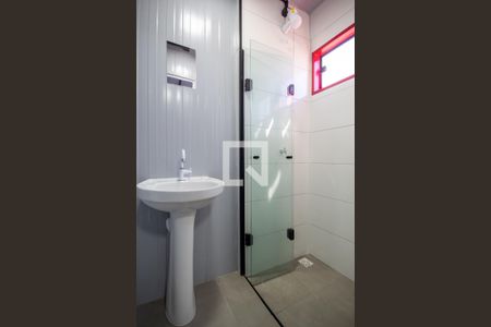 Banheiro de kitnet/studio para alugar com 1 quarto, 10m² em Vila Osasco, Osasco