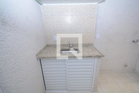 Sala/Cozinha de kitnet/studio para alugar com 1 quarto, 25m² em Cordovil, Rio de Janeiro