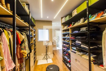 Casa de condomínio à venda com 567m², 5 quartos e 4 vagas Casa de condomínio à venda com 567m², 5 quartos e 4 vagasCloset da suíte