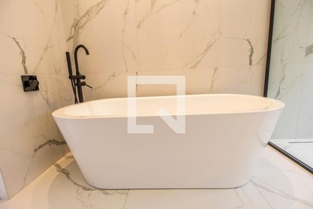 Casa de condomínio à venda com 567m², 5 quartos e 4 vagas Casa de condomínio à venda com 567m², 5 quartos e 4 vagasBanheiro da Suíte master