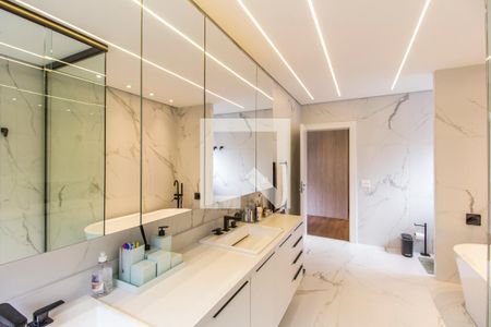 Casa de condomínio à venda com 567m², 5 quartos e 4 vagas Casa de condomínio à venda com 567m², 5 quartos e 4 vagasBanheiro da Suíte master