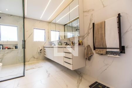 Casa de condomínio à venda com 567m², 5 quartos e 4 vagas Casa de condomínio à venda com 567m², 5 quartos e 4 vagasBanheiro da Suíte master