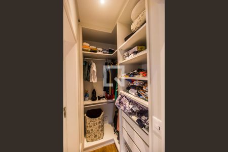 Casa de condomínio à venda com 567m², 5 quartos e 4 vagas Casa de condomínio à venda com 567m², 5 quartos e 4 vagasCloset da suíte