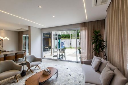 Casa de condomínio à venda com 567m², 5 quartos e 4 vagas Casa de condomínio à venda com 567m², 5 quartos e 4 vagasSala de TV