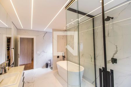 Casa de condomínio à venda com 567m², 5 quartos e 4 vagas Casa de condomínio à venda com 567m², 5 quartos e 4 vagasBanheiro da Suíte master