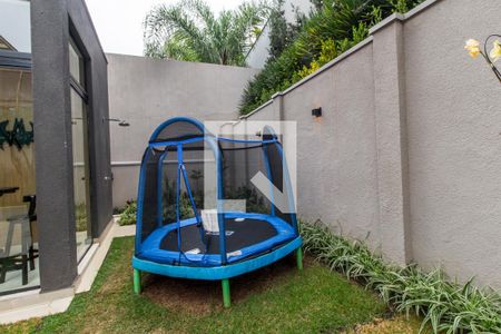 Casa de condomínio à venda com 567m², 5 quartos e 4 vagas Casa de condomínio à venda com 567m², 5 quartos e 4 vagasQuintal