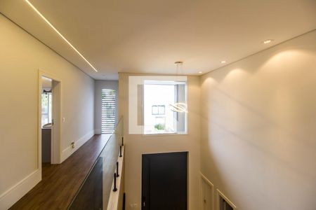 Casa de condomínio à venda com 567m², 5 quartos e 4 vagas Casa de condomínio à venda com 567m², 5 quartos e 4 vagasEscada