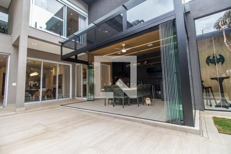 Casa de condomínio à venda com 567m², 5 quartos e 4 vagas Casa de condomínio à venda com 567m², 5 quartos e 4 vagasFachada