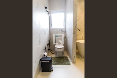 Casa de condomínio à venda com 567m², 5 quartos e 4 vagas Casa de condomínio à venda com 567m², 5 quartos e 4 vagasDetalhe do Banheiro da Suite