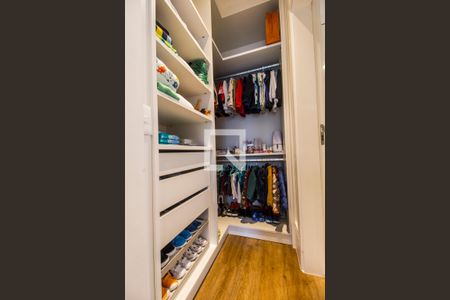 Casa de condomínio à venda com 567m², 5 quartos e 4 vagas Casa de condomínio à venda com 567m², 5 quartos e 4 vagasCloset da suíte