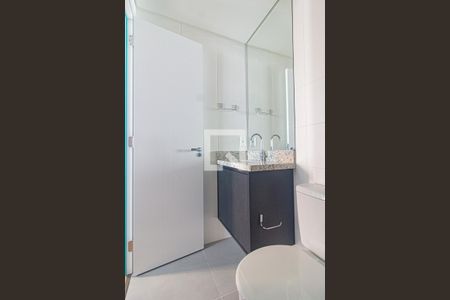 Banheiro de kitnet/studio para alugar com 1 quarto, 28m² em Batel , Curitiba