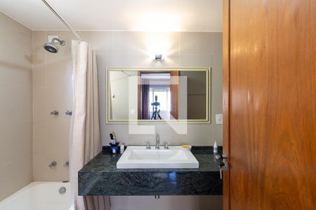 Banheiro Suíte de apartamento à venda com 4 quartos, 180m² em Itaim Bibi, São Paulo