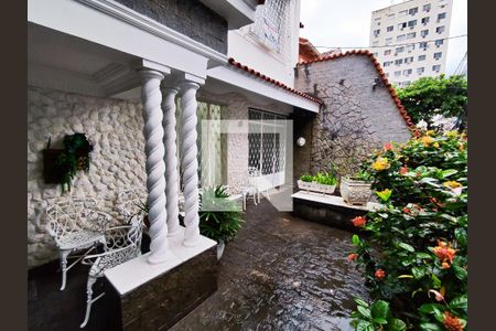 Casa de condomínio à venda com 300m², 4 quartos e 3 vagas Casa de condomínio à venda com 300m², 4 quartos e 3 vagasVaranda