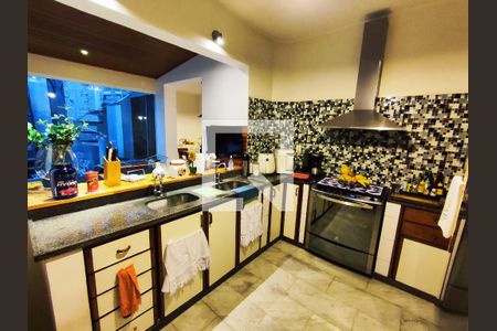 Casa de condomínio à venda com 300m², 4 quartos e 3 vagas Casa de condomínio à venda com 300m², 4 quartos e 3 vagasCozinha