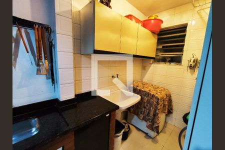 Casa de condomínio à venda com 300m², 4 quartos e 3 vagas Casa de condomínio à venda com 300m², 4 quartos e 3 vagasÁrea de Serviço