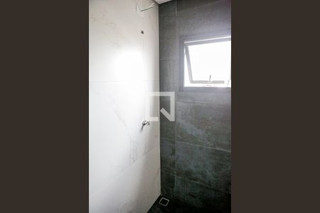 Banheiro de casa de condomínio à venda com 2 quartos, 100m² em Vila Pinheirinho, Santo André