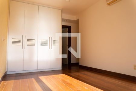 Apartamento à venda com 256m², 4 quartos e 4 vagas Apartamento à venda com 256m², 4 quartos e 4 vagasQuarto 4