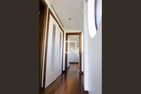 Apartamento à venda com 256m², 4 quartos e 4 vagas Apartamento à venda com 256m², 4 quartos e 4 vagasCorredor