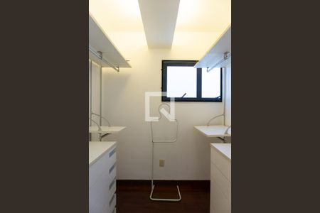 Apartamento à venda com 256m², 4 quartos e 4 vagas Apartamento à venda com 256m², 4 quartos e 4 vagasCloset