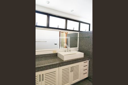 Apartamento à venda com 256m², 4 quartos e 4 vagas Apartamento à venda com 256m², 4 quartos e 4 vagasBanheiro