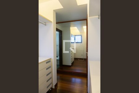 Apartamento à venda com 256m², 4 quartos e 4 vagas Apartamento à venda com 256m², 4 quartos e 4 vagasCloset