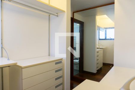 Apartamento à venda com 256m², 4 quartos e 4 vagas Apartamento à venda com 256m², 4 quartos e 4 vagasCloset