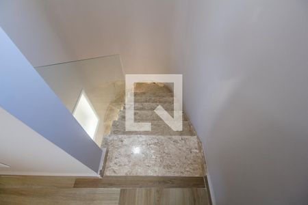 Casa de condomínio à venda com 280m², 3 quartos e 2 vagas Casa de condomínio à venda com 280m², 3 quartos e 2 vagasEscada