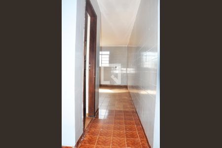 Corredor - Banheiro - Quarto de casa para alugar com 1 quarto, 20m² em Parque Pan Americano, São Paulo
