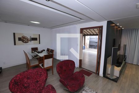 Sala de casa à venda com 3 quartos, 330m² em Monte Castelo, Contagem