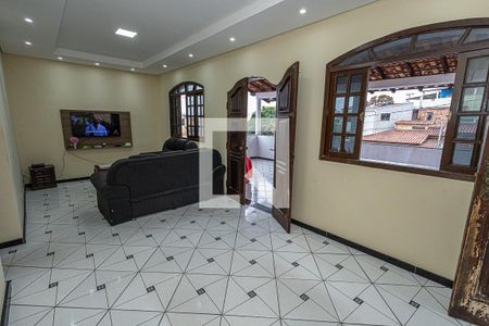 Sala de casa à venda com 3 quartos, 230m² em Heliópolis, Belo Horizonte