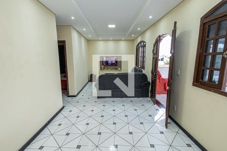 Sala de casa à venda com 3 quartos, 230m² em Heliópolis, Belo Horizonte