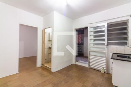 Cozinha de casa para alugar com 1 quarto, 24m² em Jardim Elvira, Osasco